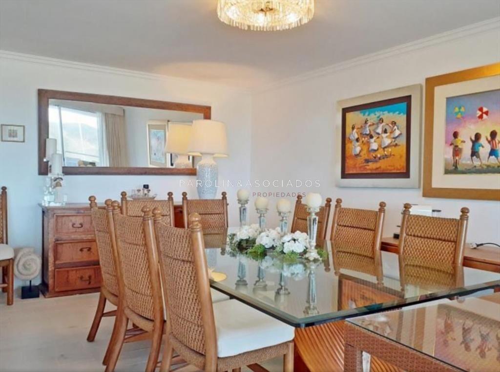 Apartamento de 4 dormitorios en Esturión Punta