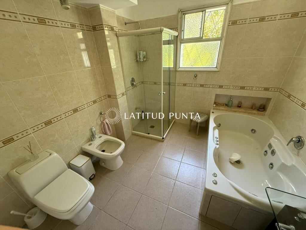 Casa a una cuadra del mar en venta