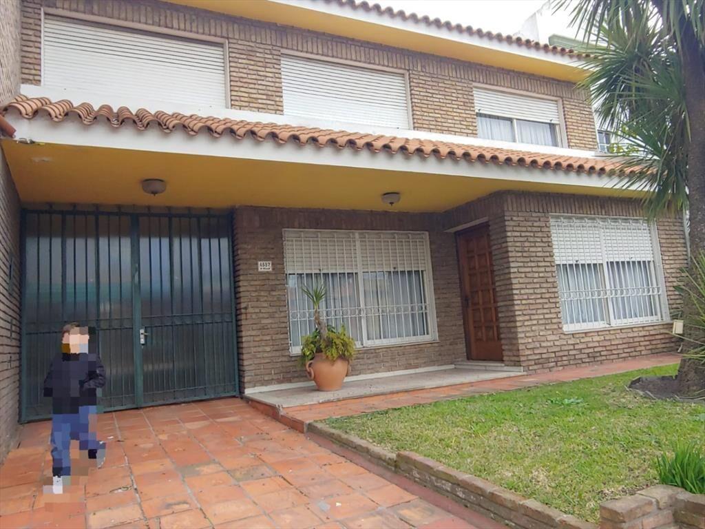 Casa en venta 3 dorm. 2 baños patio y barbacoa c/ cocher...