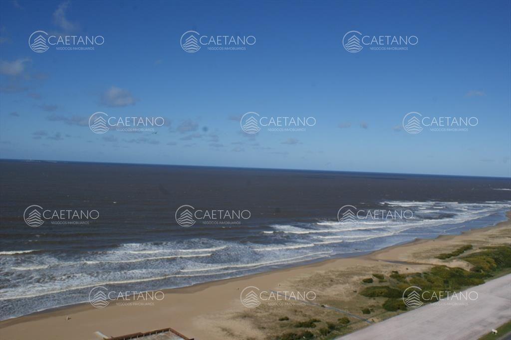 Primera línea, alta gama sobre rambla de playa brava.