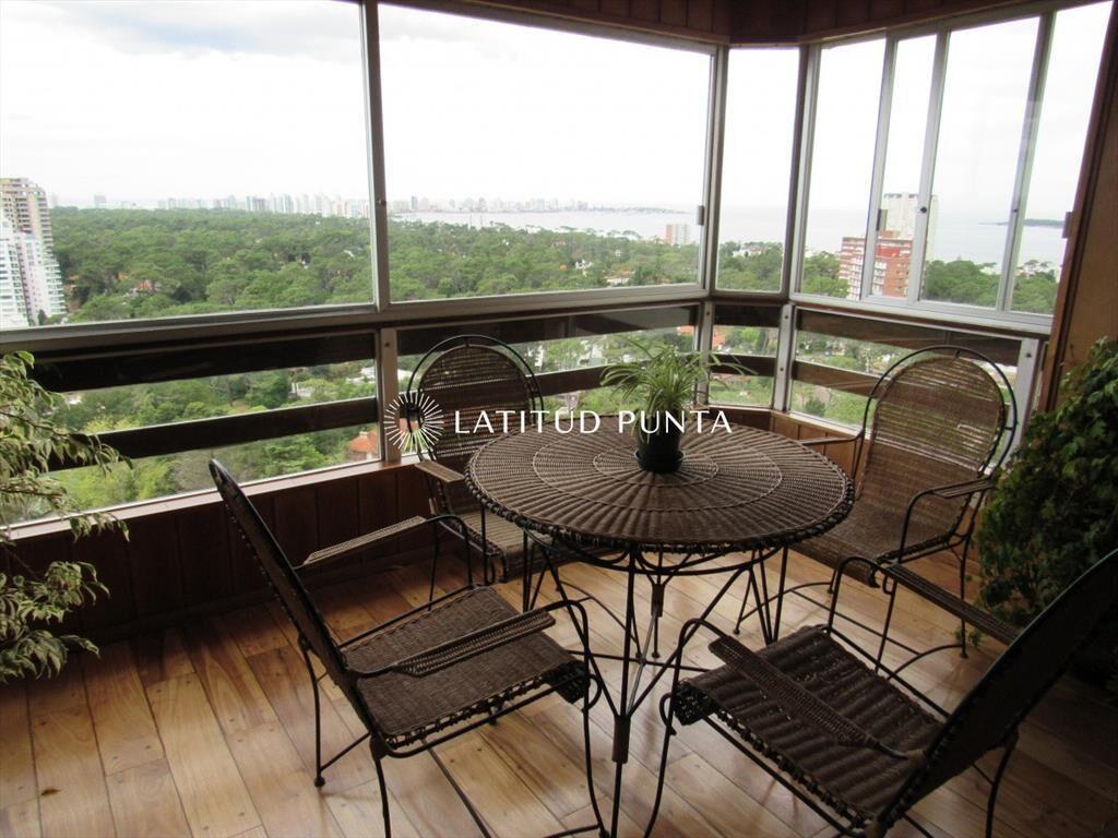 Apartamento de 2 dormitorios más dependencia en