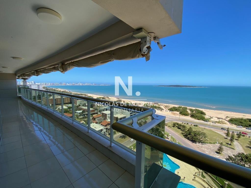 Departamento con vista a playa Masa en venta.