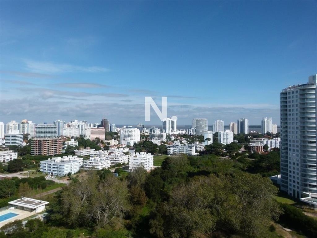 Vende Elegante apartamento de 3 dormitorios a solo metros d