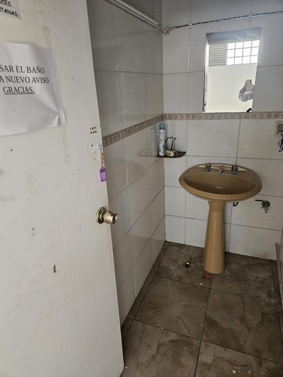Paysandu y Vazquez, entrada camionetas, 3 plantas, 531 m2 !