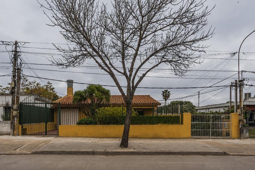 Venta Casa y 2 Apartamentos en gran terreno Malvin