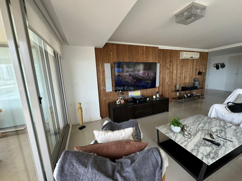 Apartamento de 4 dormitorios en Punta del este ,