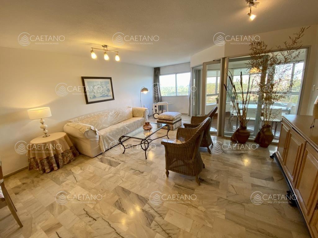 Venta apartamento 3 dormitorios más dependencia