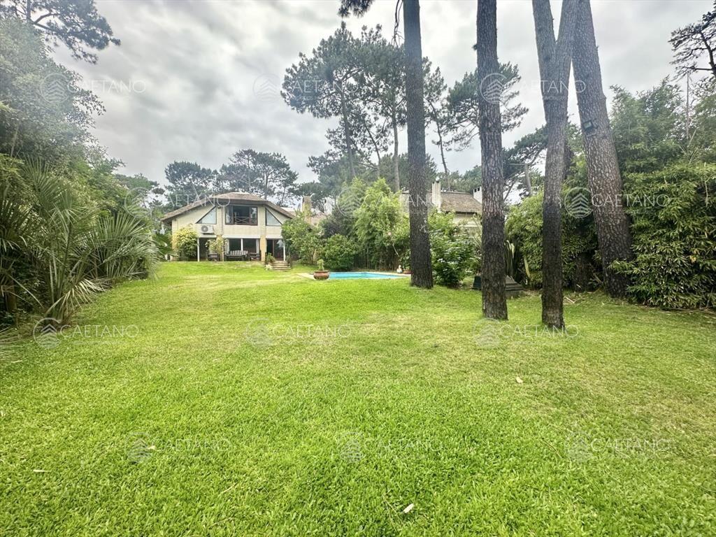 Venta Casa Quincho - 4 Dormitorios + Pileta - Del