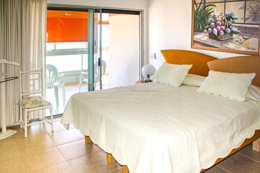 Apartamento de 3 dormitorios en venta en edificio