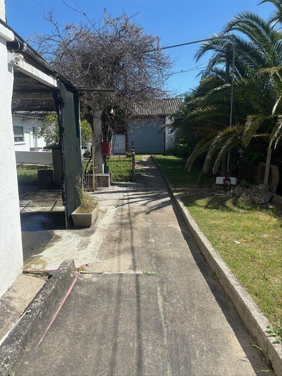 Local tipo galpón, 100 m2 edificados mas casa (Oficina)