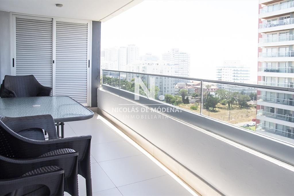 Apartamento en venta a metros de Playa Brava, 2