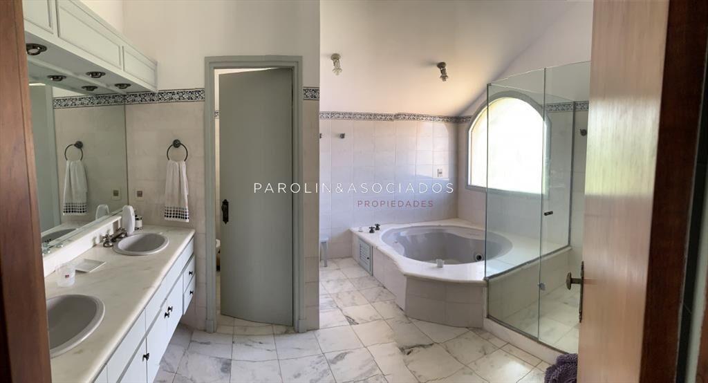 Casa de 4 dormitorios en venta en Pinares, Punta del Este.