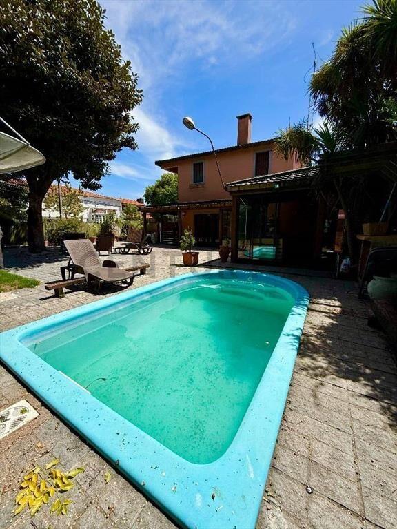 Venta casa esquina con piscina, Parque Batlle, ACEPTA BANCO