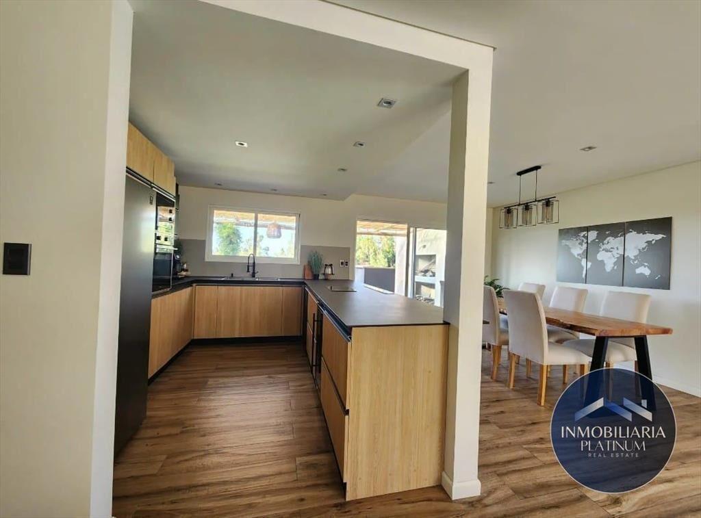 Casa en venta c/ cochera en La Tahona