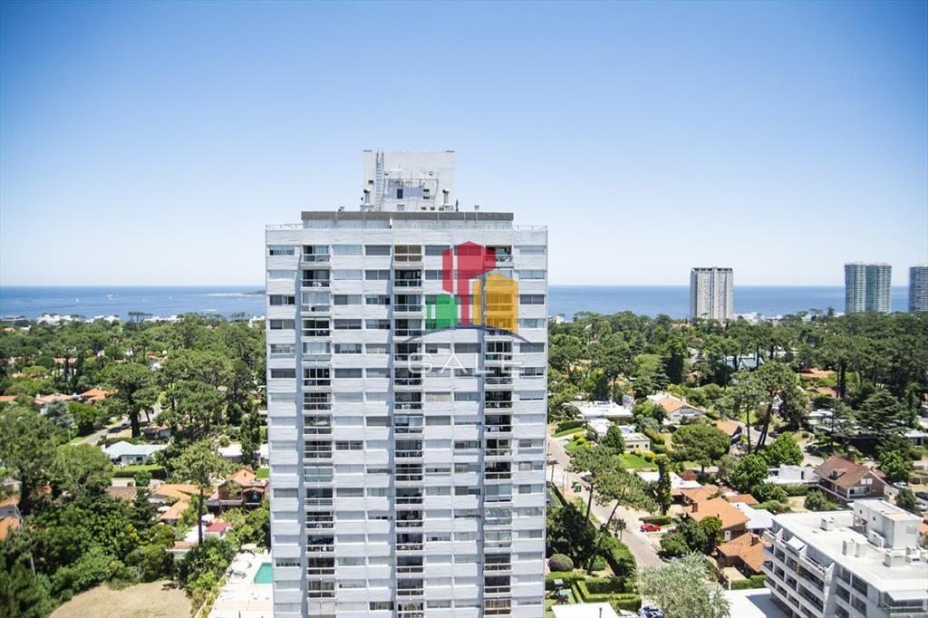 Vende apto de 2 dormitorios con vista al mar en