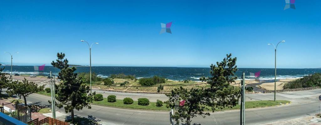 VENTA DE CASA DE 5 DORMITORIOS FRENTE AL MAR EN