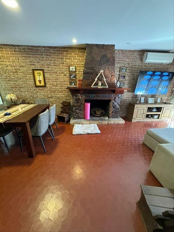 CASA DE 3 DORMITORIOS Y 3 BAÑOS MACARI VENDE