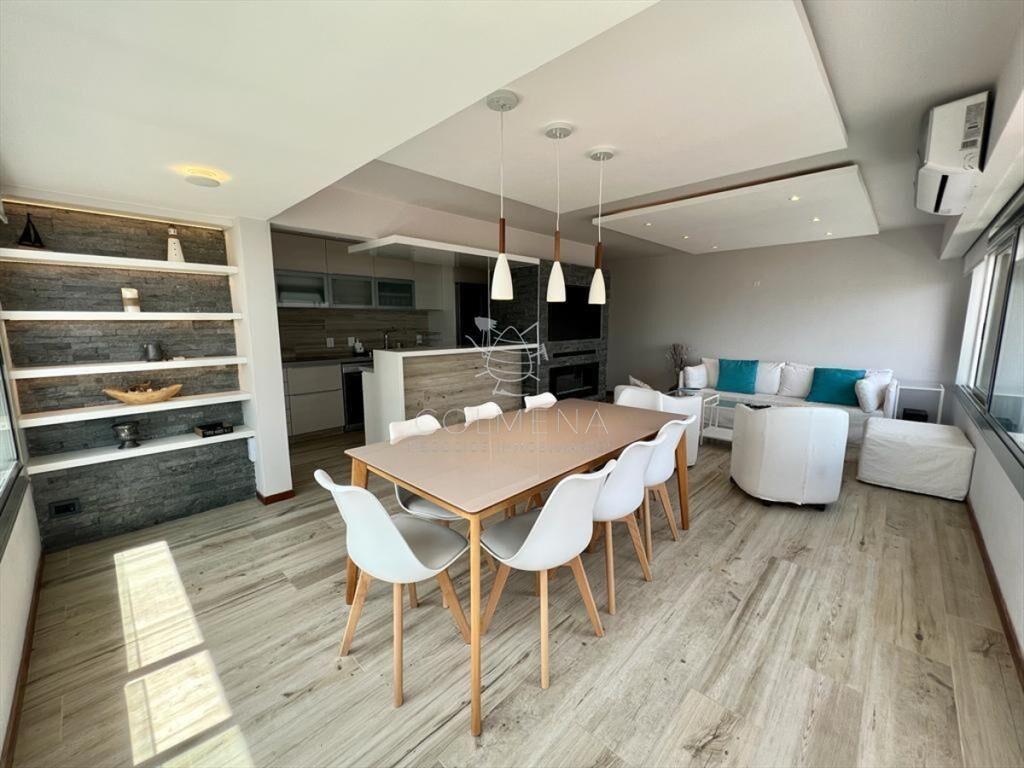 Apartamento con excelente vista a playa mansa y -