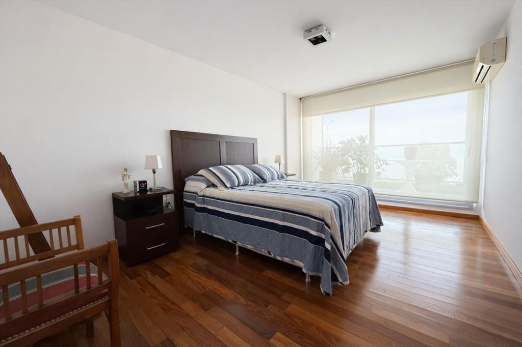 Venta apartamento 4 dormitorios 3 baños y 2 garajes frent...