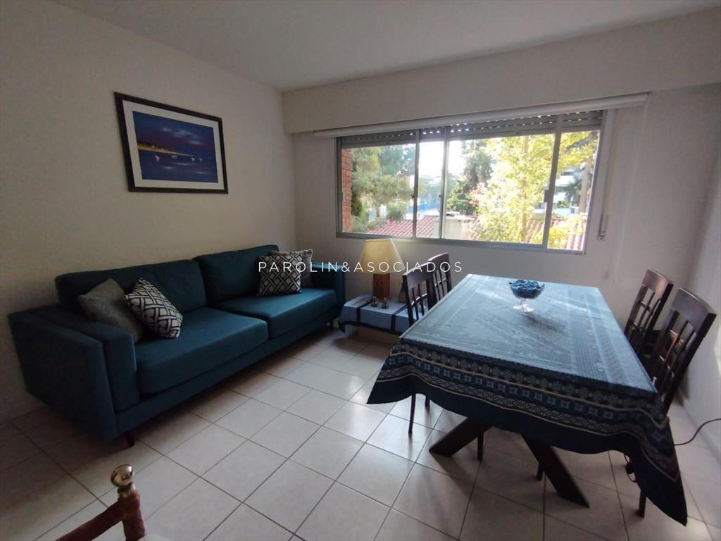 Luminoso apartamento en venta en edificio Aromo,