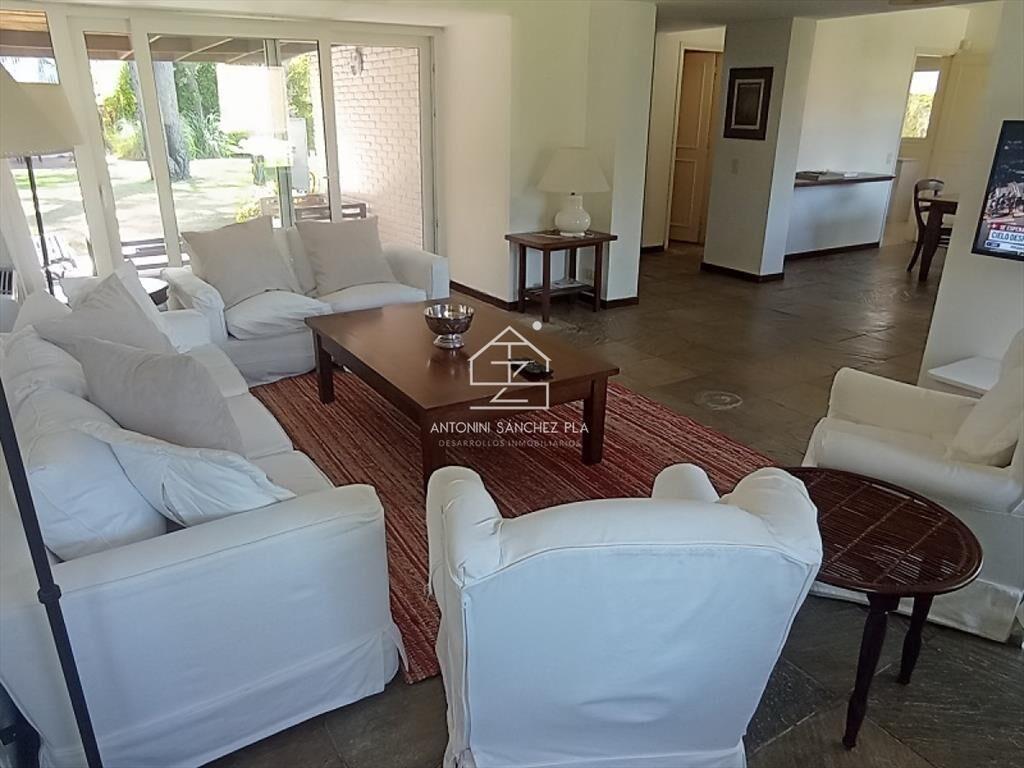 Gran casa reciclada a metros del mar con una del