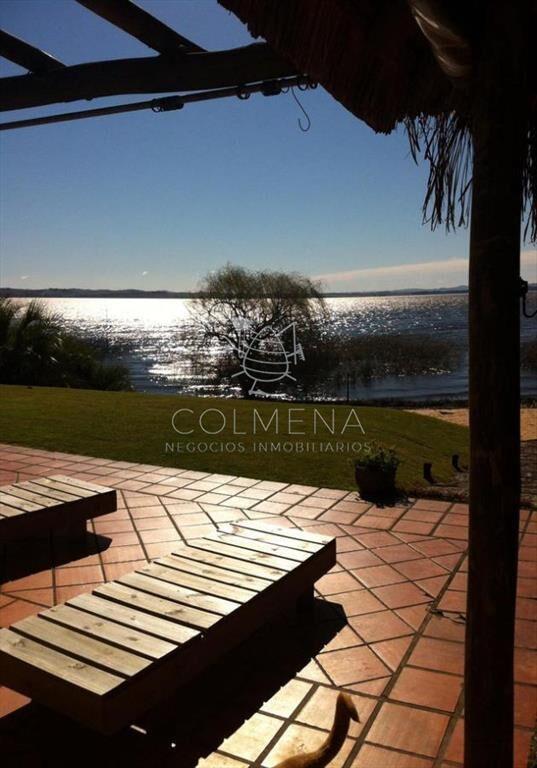 Casa  sobre la Laguna con playita