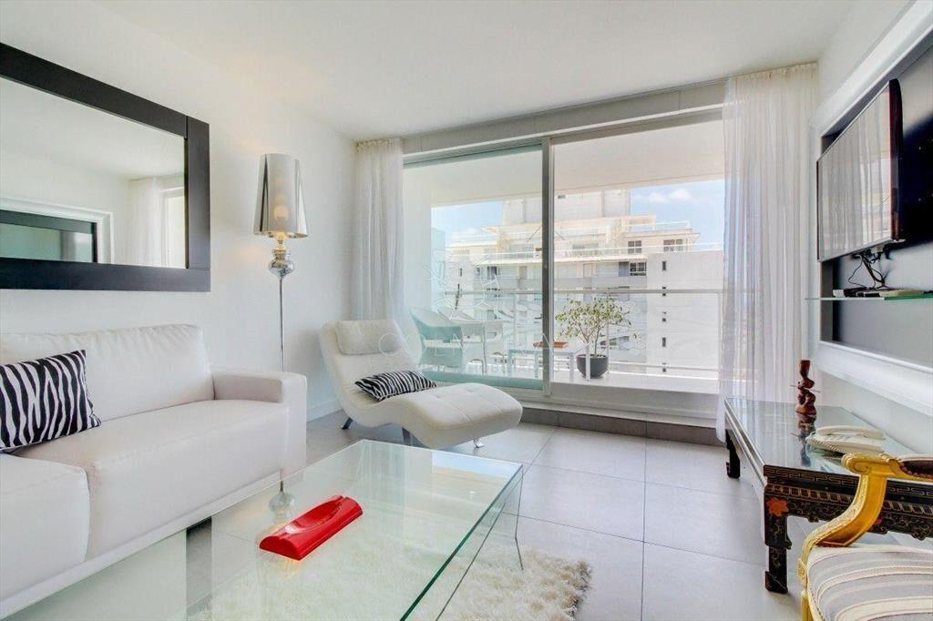 Apartamento en venta en piso alto en torre Yoo,