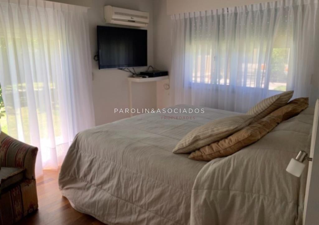 VENTA DE CASA DE 4 DORMITORIOS  EN BARRIO LA DEL