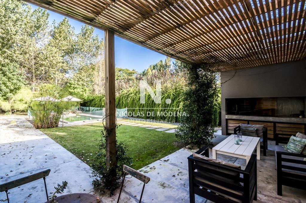 Excelente casa de estilo Minimalista en Barrio La