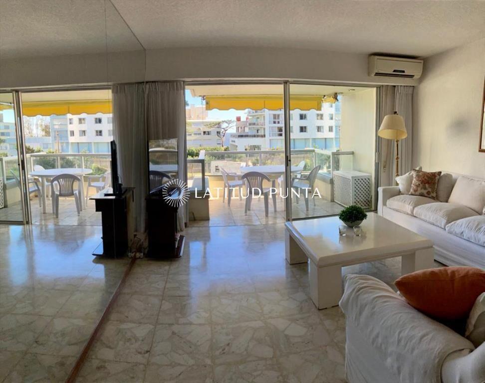 Apartamento de tres dormitorios con vista al mar
