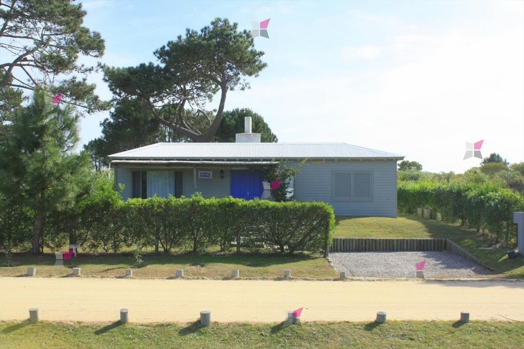 VENTA DE CASA DE 3 DORMITORIOS Y SERVICIO EN DEL
