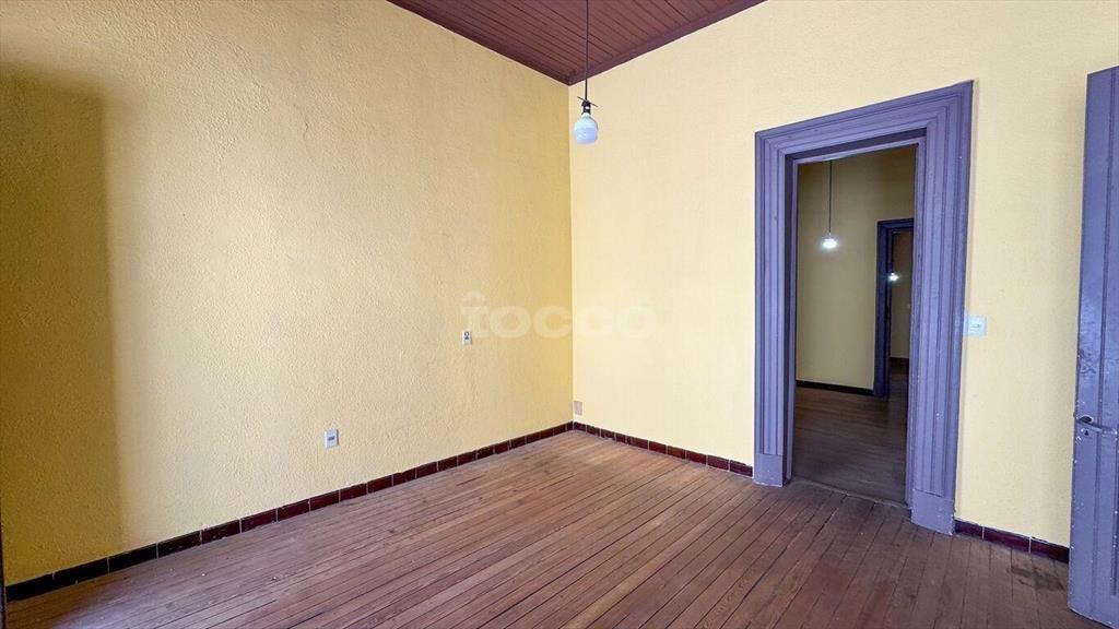 Venta con Renta de Local Comercial y 2 Apartamentos en Ciud