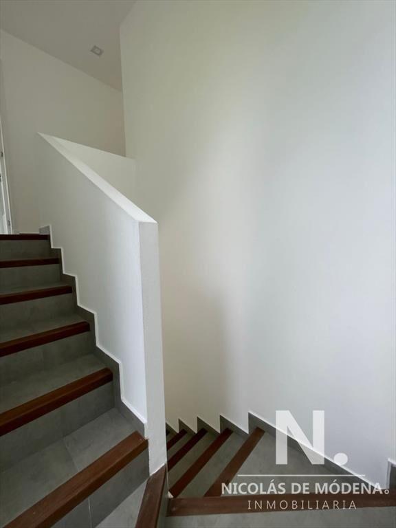 Vende casa, moderna. 3 dormitorios y 3 baños, Barrio Marly