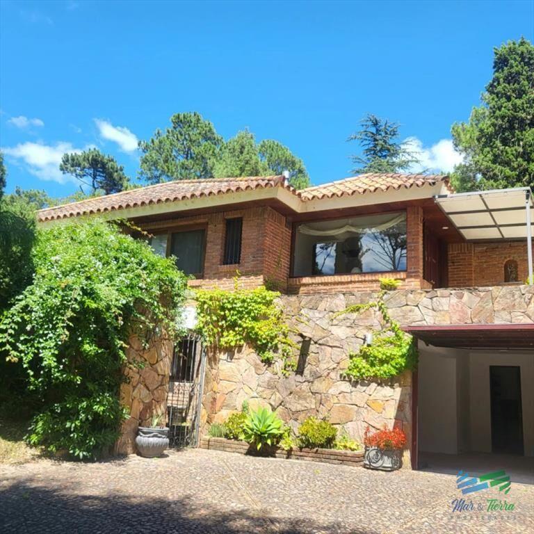 En venta casa 5 dormitorios con Apto de servicio,