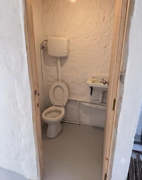 Alquiler Local con dos ambientes, baño y garaje en Maroñas