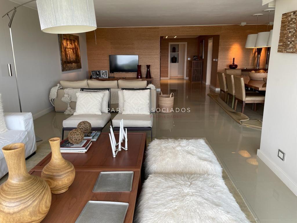 Apartamento en venta de 3 suites en edificio del