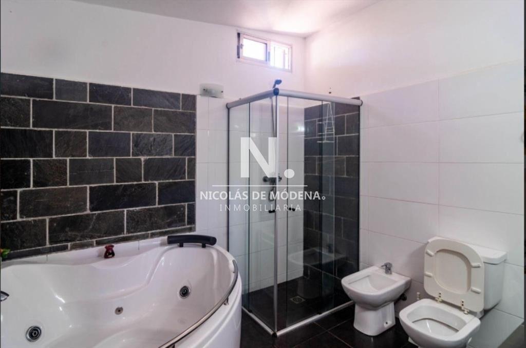 OPORTUNIDAD! Casa en Venta de 4 dormitorios en