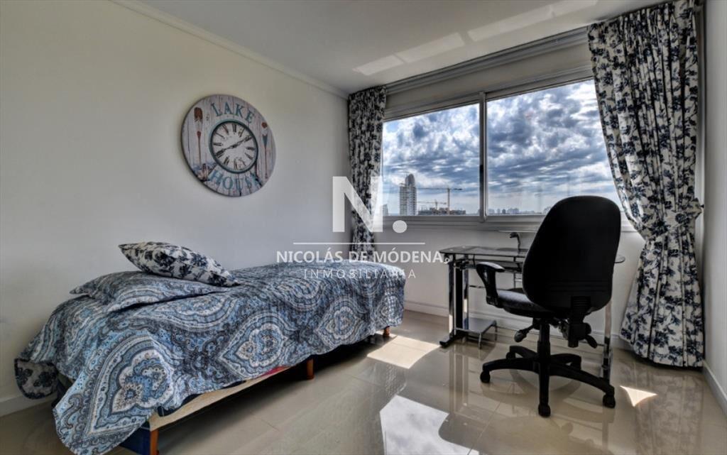 Vende apartamento de 3 dormitorios + servicio a
