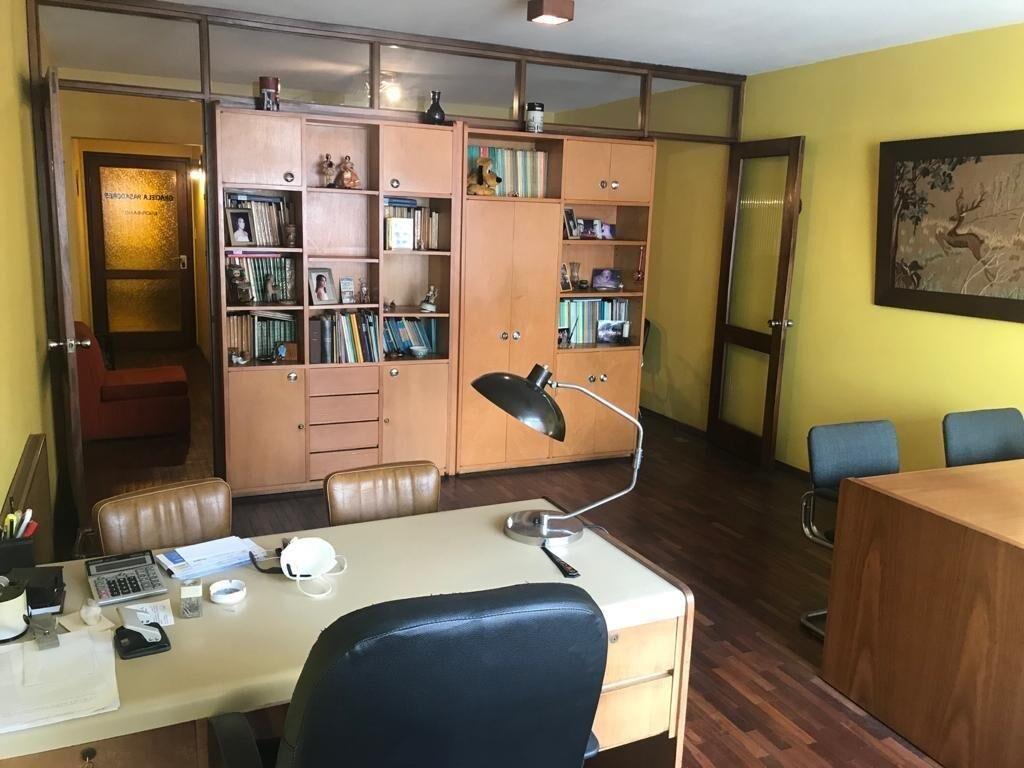 Venta oficina sobre calle Guayabos Cordón Montevideo