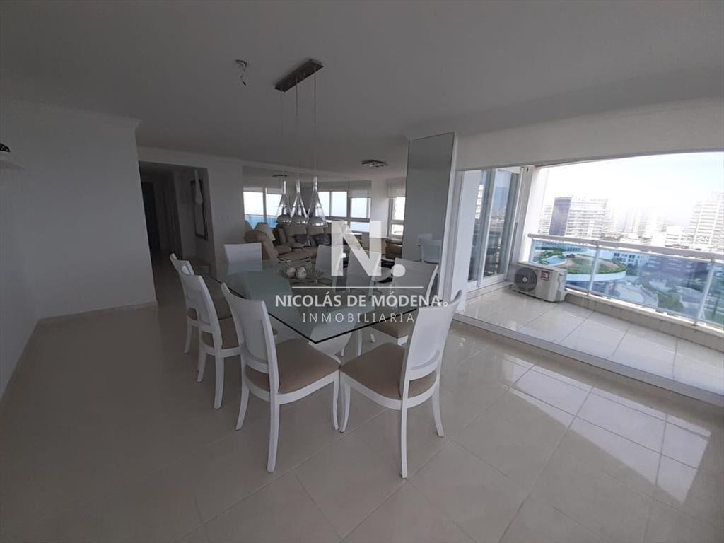 Apartamento en Venta de 3 Dormitorios en Punta ,