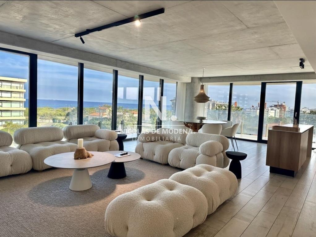 Vende apratamento en Brava Punta del Este de 2 dormitorios.
