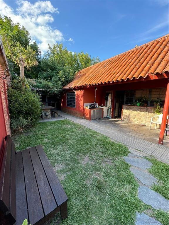 CASA DE 3 DORMITORIOS Y 3 BAÑOS MACARI VENDE