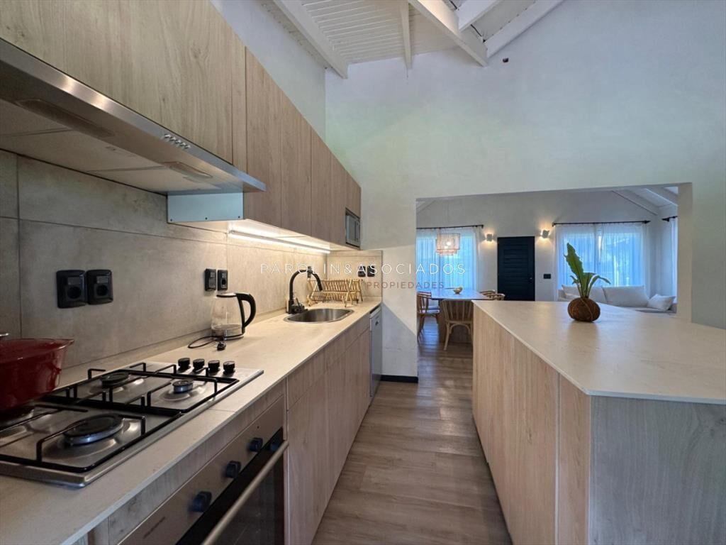Casa En Venta De 5 Dormitorios + Dependencia de