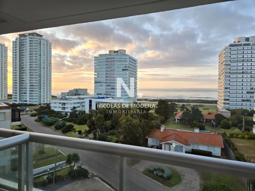 Vende apartamento de 3 dormitorios en Playa Punta