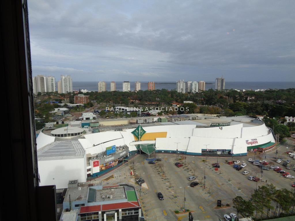Apartamento en venta de 3 dormitorios con estufa