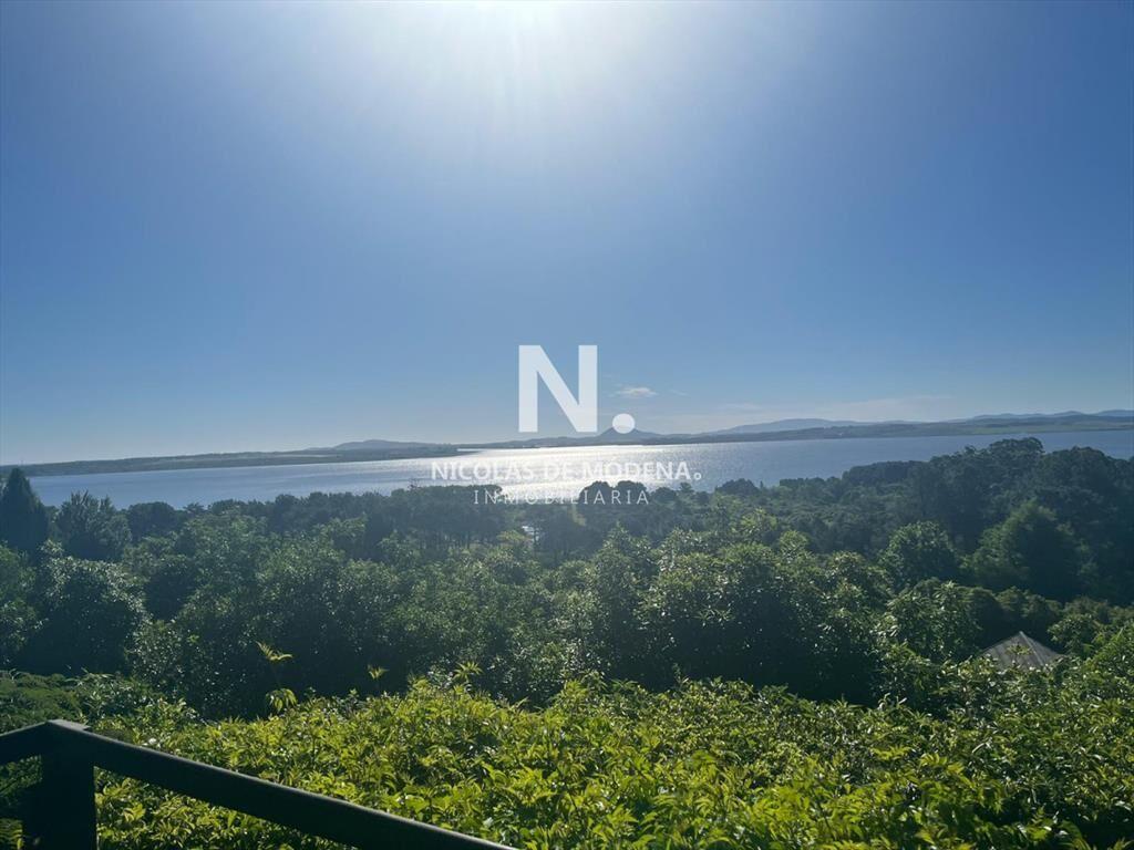 Vende casa de 4 dormitorios con vista a la laguna
