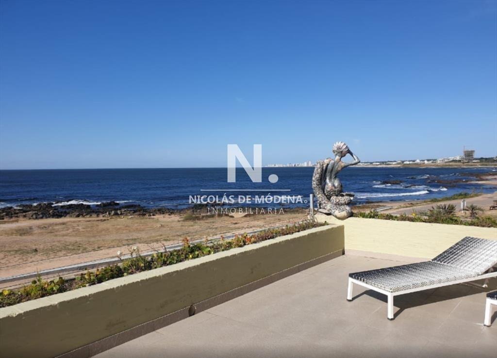 Vende casa de 4 dormitorios frente al mar en del