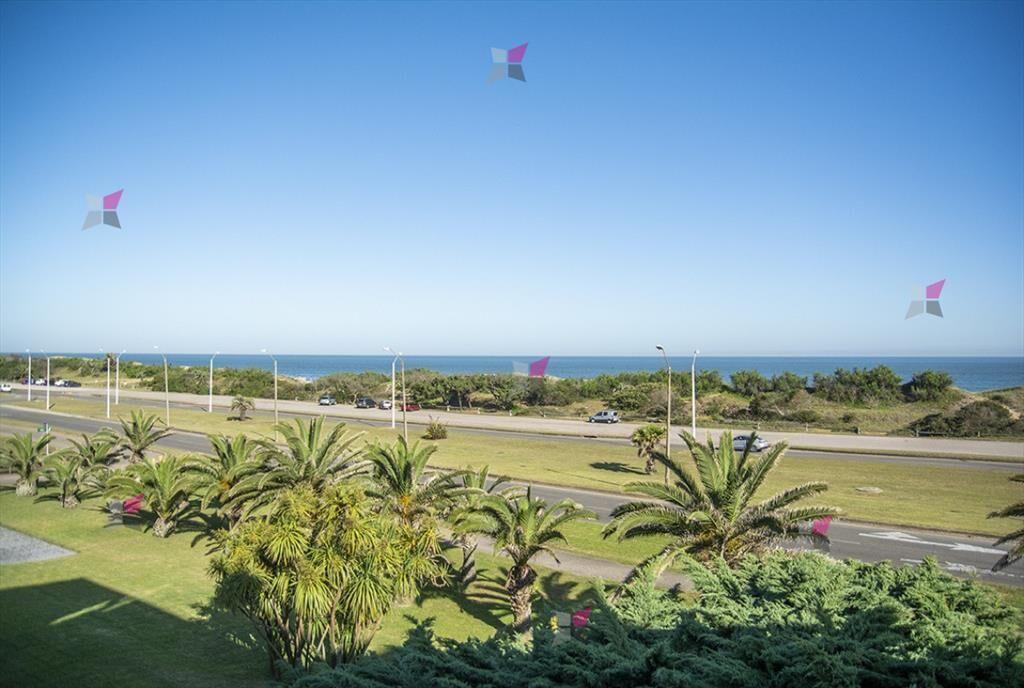 VENTA DE APARTAMENTO DE 3 DORMITORIOS FRENTE AL MAR EN BRAV