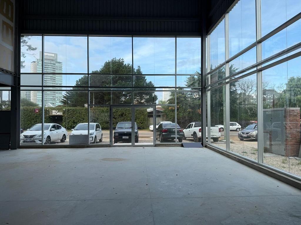 Alquiler de gran local comercial de 467 m², 30 mts frente p