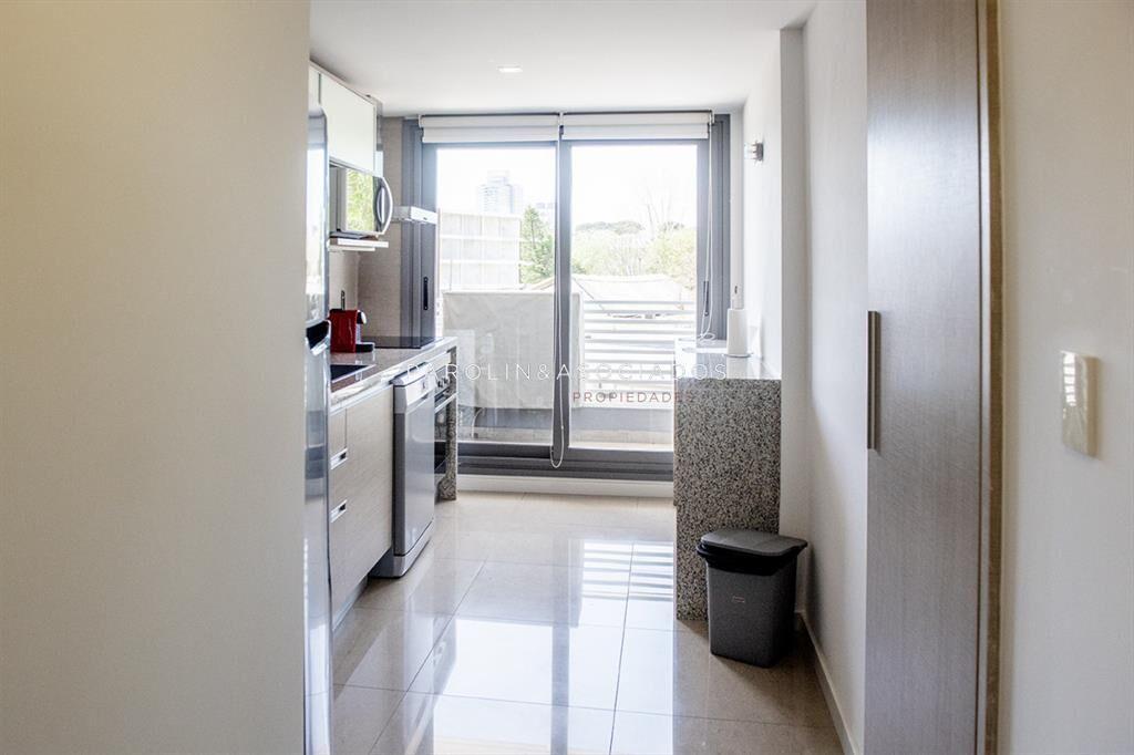 Vende apartamento en Alexander Boulevard de 2 dormitorios.